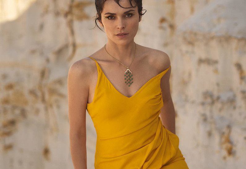 Жыныстық қатынасты бастаған адамдардың бейнелері Аққұбаға минет жасайды