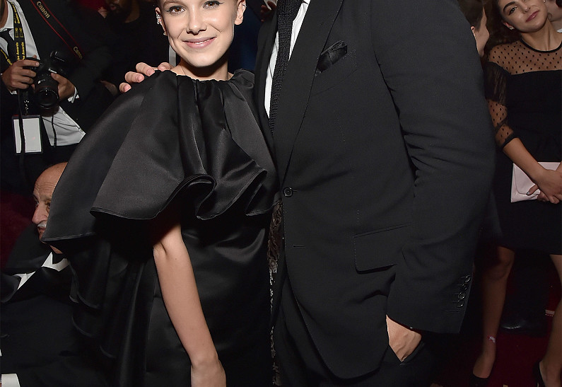 Милли Бобби Браун рассказала, что они с Дрейком «всё время переписываются»