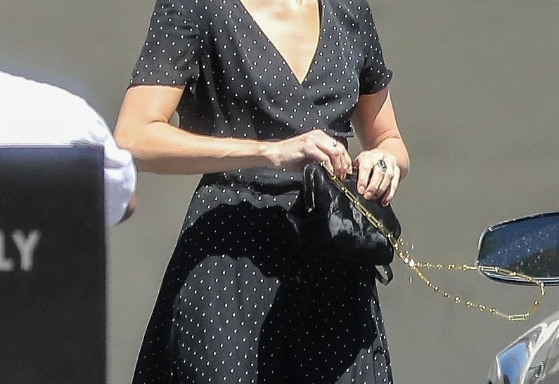 Образ дня: Эмбер Херд в платье в горошек и мюлях на необычном каблуке