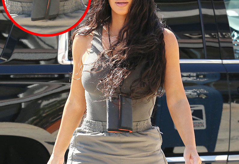 Ким Кардашьян возвращает в моду бумажник на липучке из 80-х и 90-х