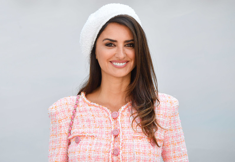 Пенелопа Крус в образе Барби затмила всех на модном показе