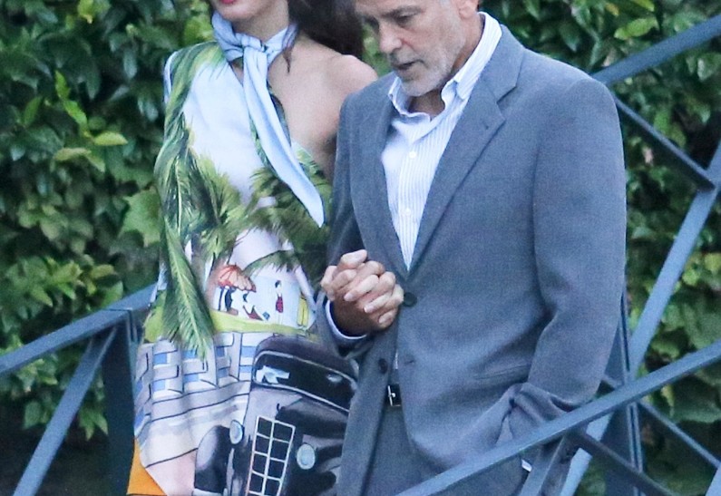 Амаль Клуни в ультрамини напугала поклонников своей худобой: фото