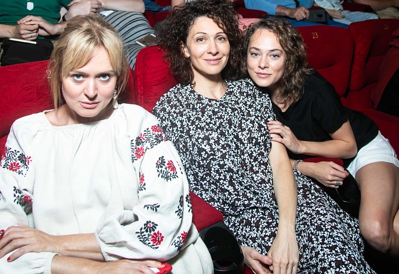 Аглая Тарасова в мини-шортах и другие знаменитости на премьере фильма в Москве