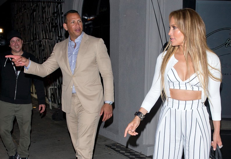 Дженнифер Лопес выбрала этот крутой костюм для свидания с Алексом Родригесом