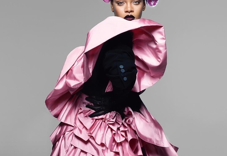 Брови-ниточки и вишневая помада: Рианна украсила обложку Vogue