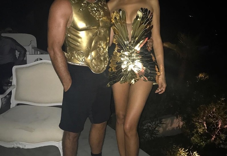 Ирина Шейк в образе древнегреческой богини произвела фурор на Ибице