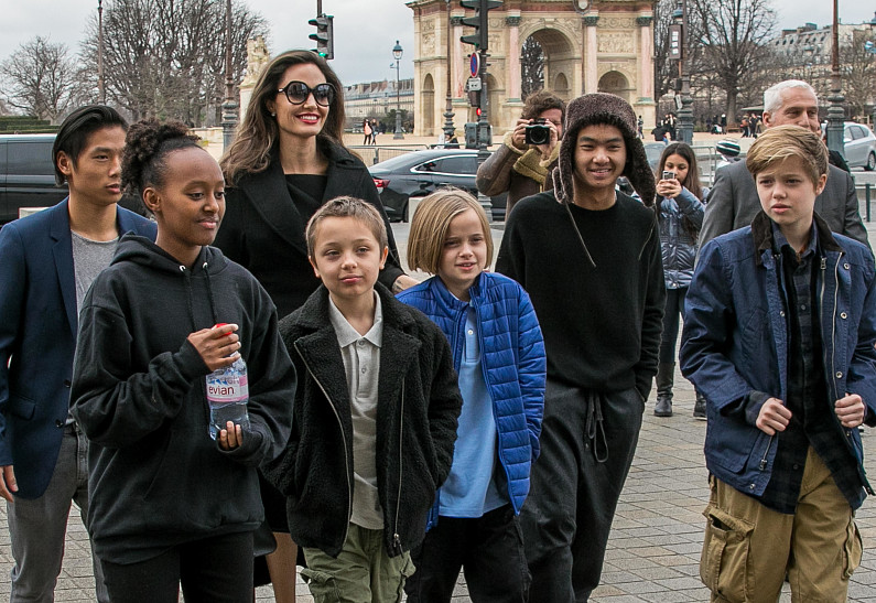 Анджелина Джоли вышла на прогулку с детьми на фоне слухов о своей госпитализации
