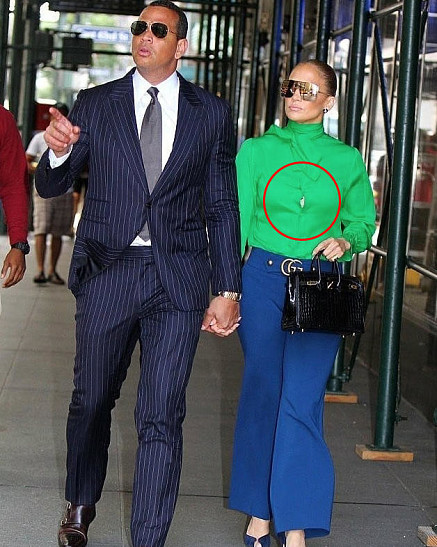 Дженнифер Лопес надела блузу не по размеру