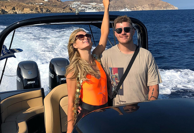 Почему Пэрис Хилтон и Крис Зилка отложили свадьбу?