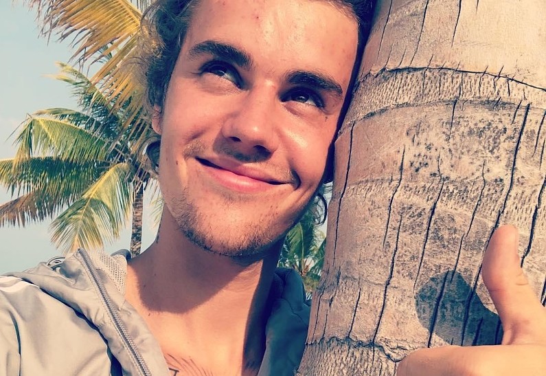 Джастин Бибер показал первое фото новорожденной малышки