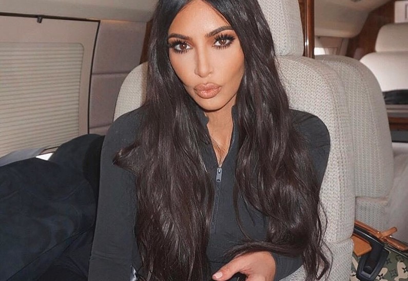 Ким Кардашьян шокировала поклонников кислотно-салатовыми волосами