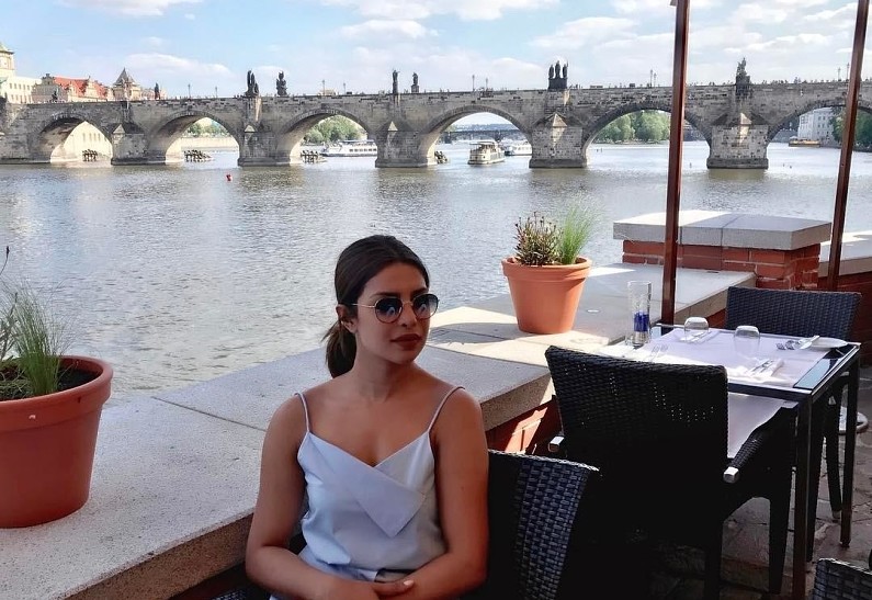 Мама Приянки Чопры рассказала, как относится к Нику Джонасу