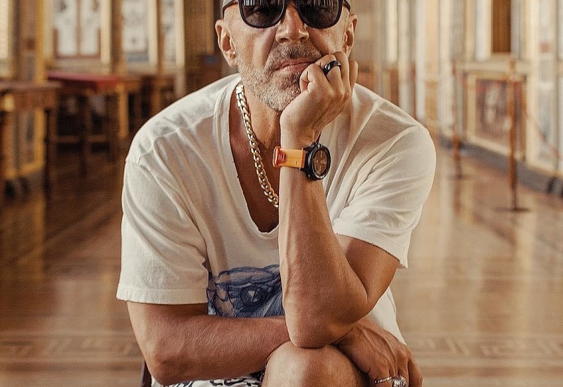 В сети распространились фото Сергея Шнурова, целующего молодую модель