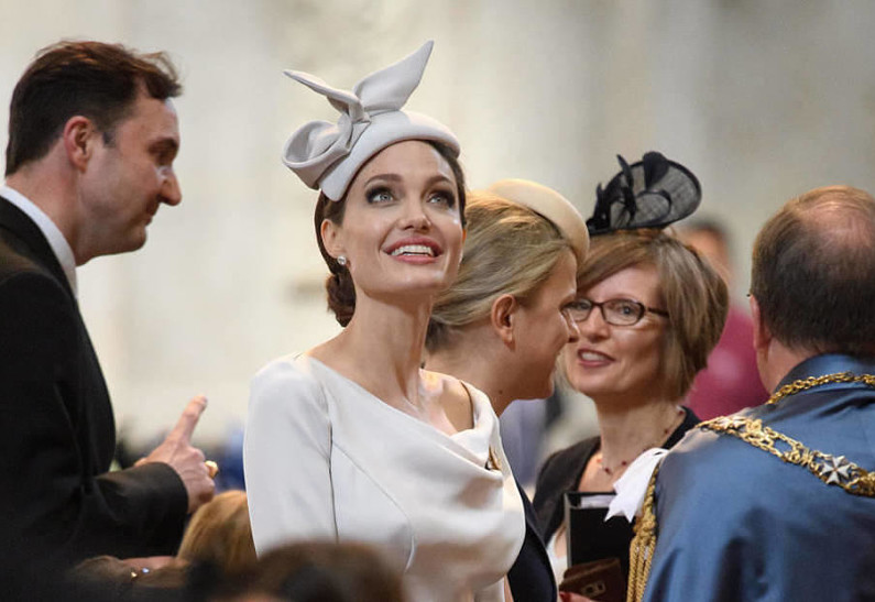 Анджелина Джоли едва не оконфузилась на прогулке с сыном