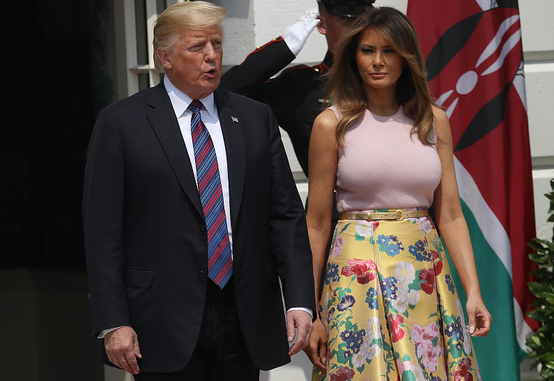 Мелания Трамп занялась садоводством в баснословно дорогом наряде