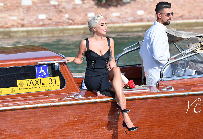 Разве не звезда? Леди Гага торжественно прибыла на Венецианский кинофестиваль