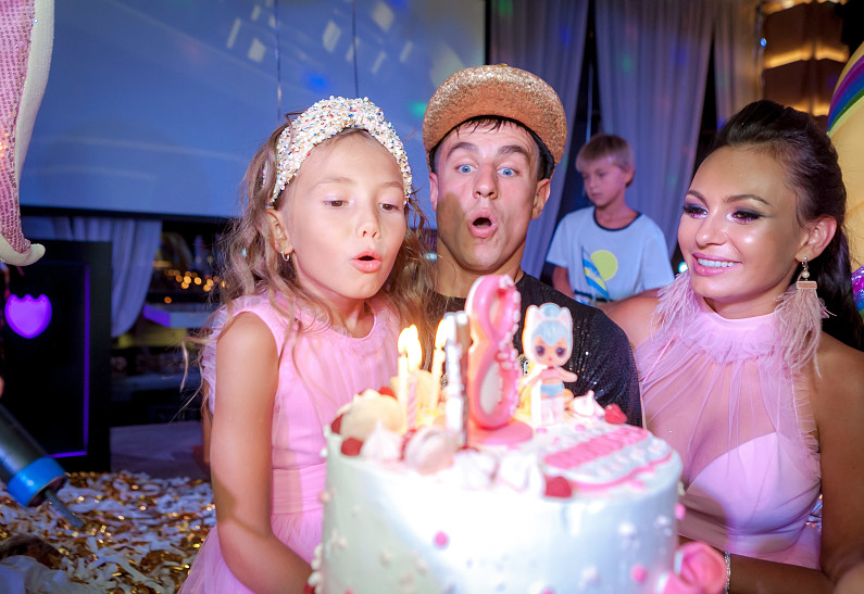 Дочке Инны и Юрия Жирковых подарили телескоп и аппарат для сахарной ваты. А еще?