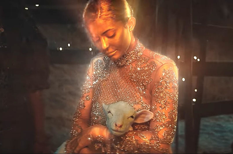 Кайли Дженнер стала богиней в клипе с библейским сюжетом Трэвиса Скотта