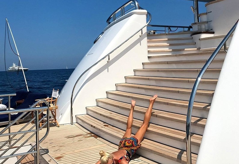 Яна Рудковская, Елена Перминова и другие звезды «падают» с лестницы. Зачем?