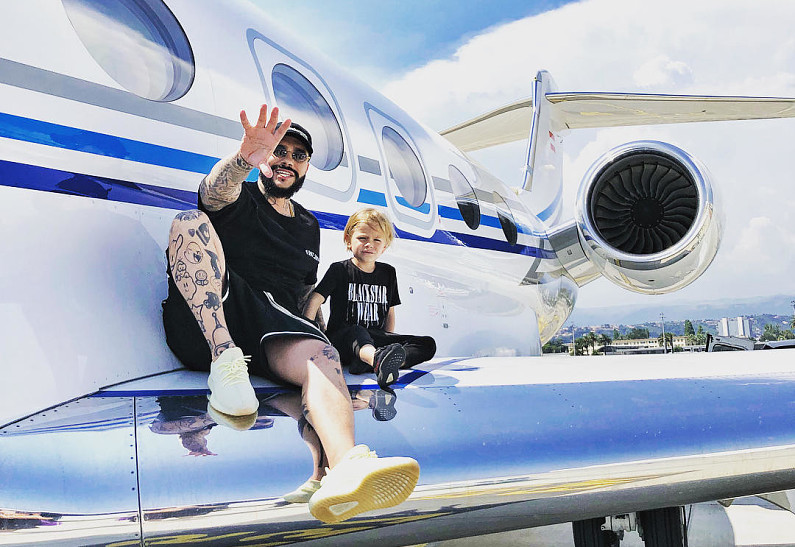 Дочь Тимати выбросила его телефон за борт яхты: видео