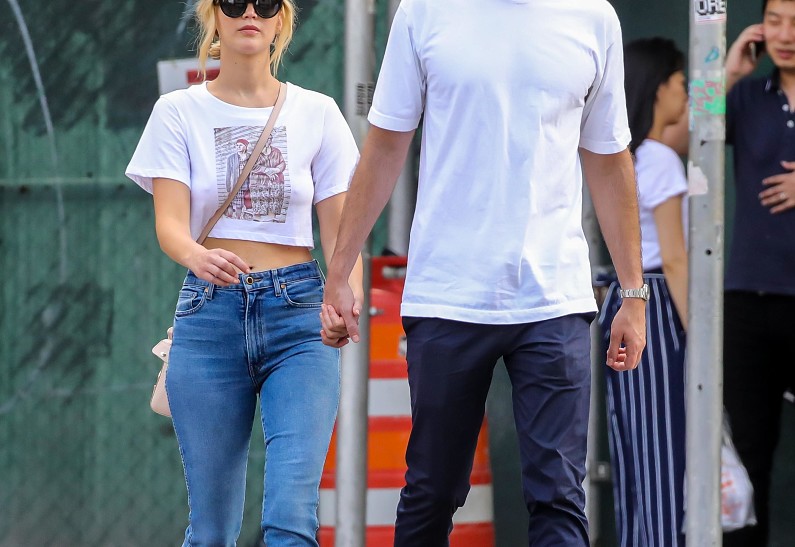 Дженнифер Лоуренс и Кук Маруни на романтической прогулке в Париже: фото