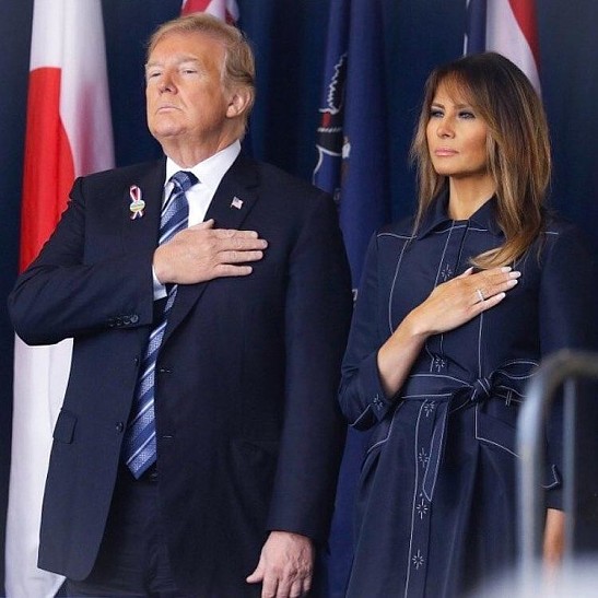 Мелания Трамп надела «военное» пальто на открытие мемориала «Башня голосов»