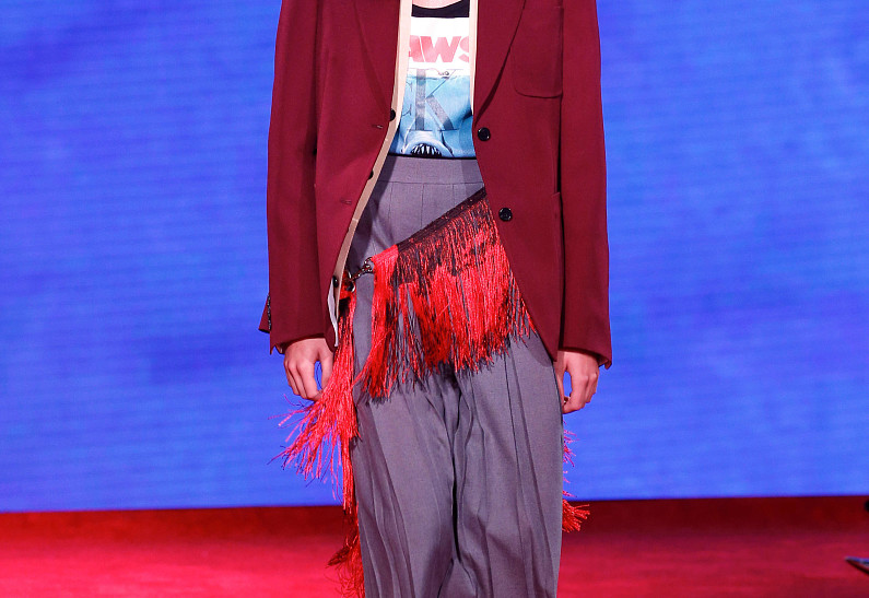 Неделя моды в Нью-Йорке: Кайя Гербер в шапке выпускника на показе Calvin Klein
