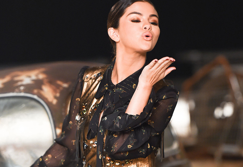 Селена Гомес показала стройные ноги в золотом мини-платье на показе Coach