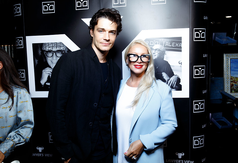 Максим Матвеев, Ирина Хакамада, Екатерина Одинцова на открытии бутика модных аксессуаров