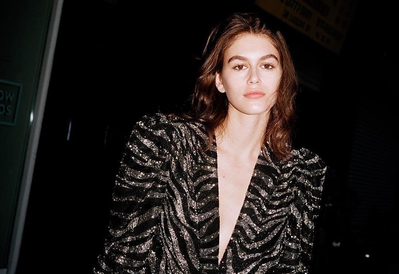 Вот это макияж! Яркая Кайя Гербер украсила обложку французского Vogue