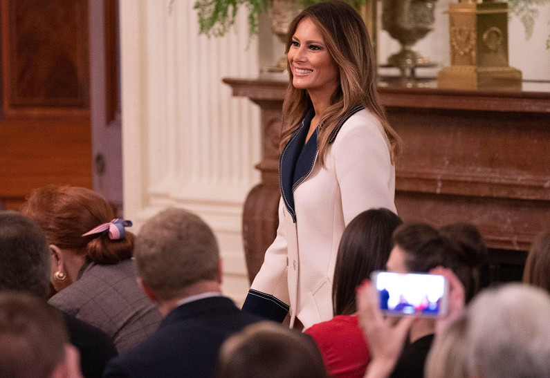 Мелания Трамп в стильном пальто затмила всех на официальном приеме