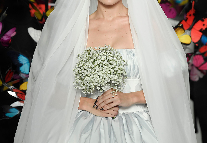 Джиджи Хадид была невестой в гигантском платье-пузыре на показе Moschino