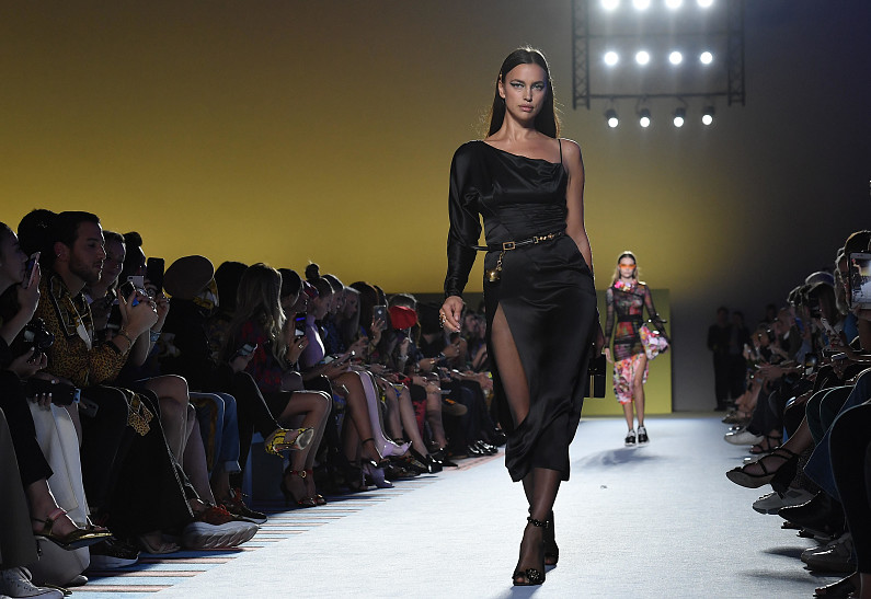 Ирина Шейк произвела фурор в ультракоротком платье и леопардовых ботфортах