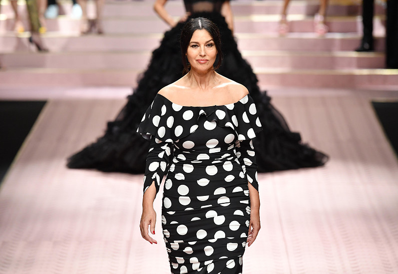 Моника Беллуччи затмила всех моделей на подиуме в Милане (фото)