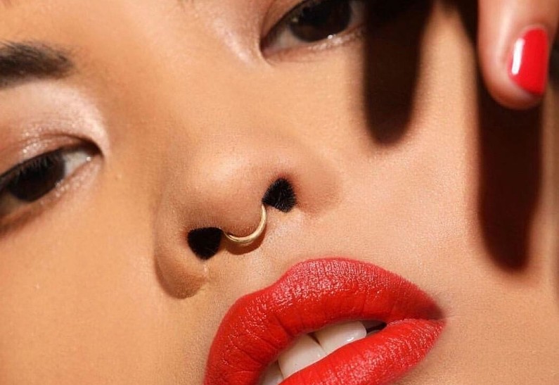 M.A.C Cosmetics отказались от ретуши фото модели с пушком над губой