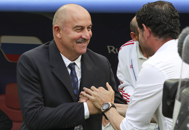 Футболисты сборной России оригинально поздравили тренера с 55-летием