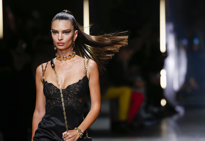 Яркие принты, пластик и коллаборация с Ford в новой коллекции Versace Fall 2019