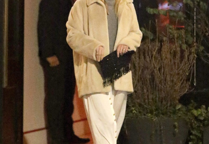 Дженнифер Лоуренс в шубе и босоножках отправилась на свидание с Куком Мэруни