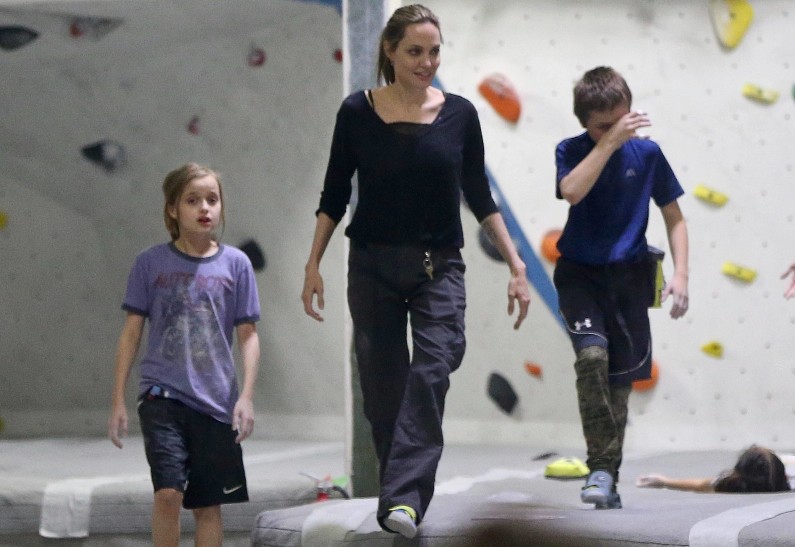 Анджелина Джоли вместе с детьми повеселилась на скалодроме