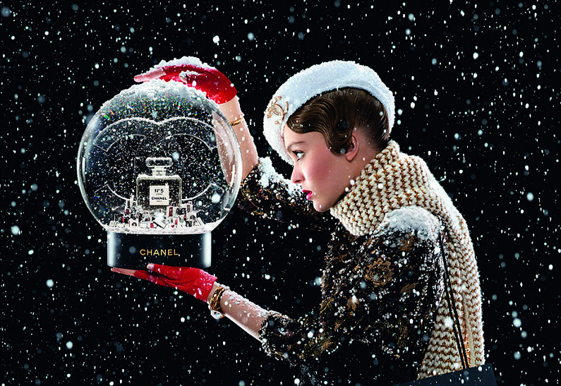 #CHANELHoliday: Лили-Роуз Депп – героиня новогодней кампании аромата Chanel №5