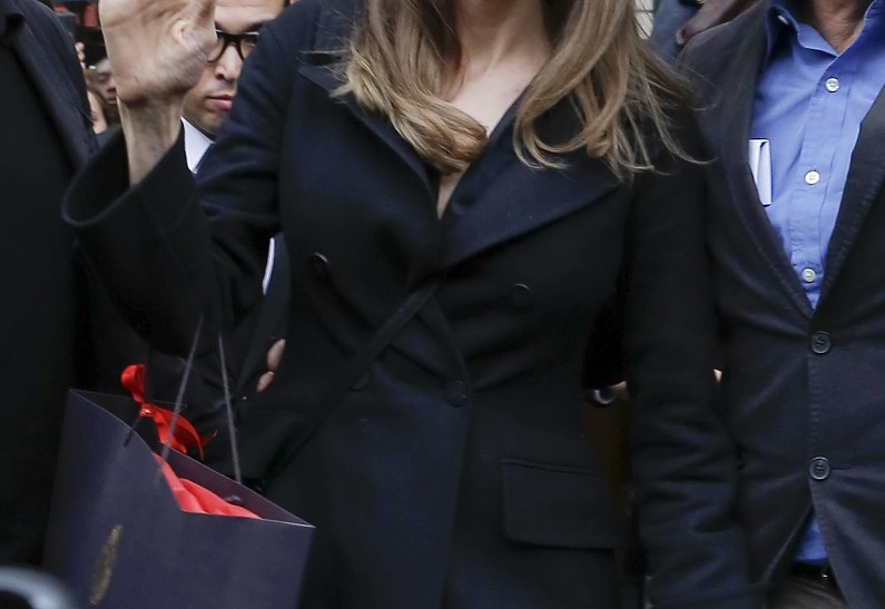 В режиме экономии: Анджелина Джоли пошла за покупками в дисконт-магазин