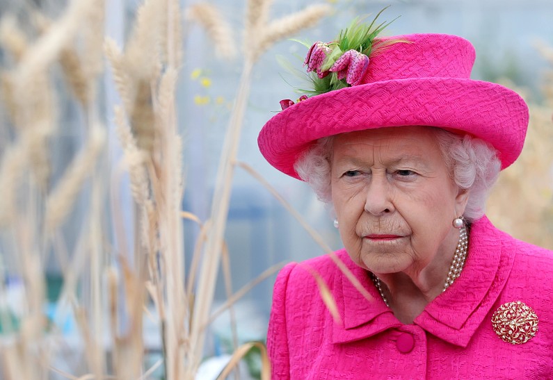 Элтон Джон рассказал, как королева Елизавета II дала пощечину своему племяннику