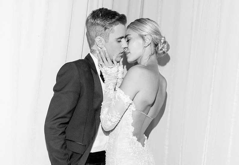 Хейли Бибер поделилась первыми официальными фотографиями со своей свадьбы