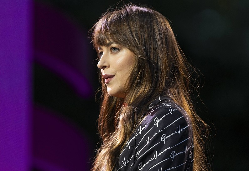 Дакота Джонсон отметила юбилей беззвучной вечеринкой