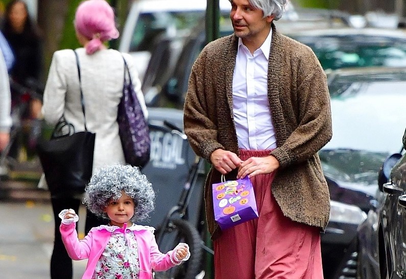 Брэдли Купер с дочерью собирали конфеты в костюмах бабушек (фото)