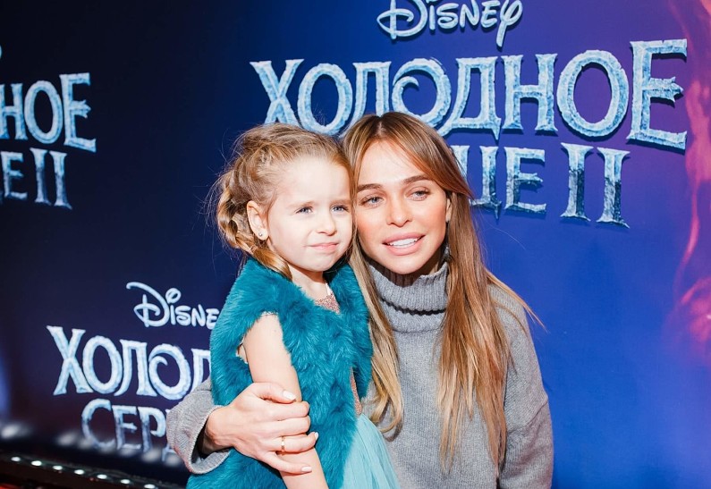 Анна Хилькевич, Екатерина Вилкова, Елена Пинская и другие гости с детьми на премьере мультфильма «Холодное сердце 2»