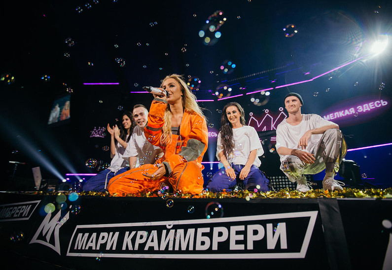 Мелкая здесь: солд-аут, хиты, премьеры и громкие дуэты на сольном концерте Мари Краймбрери в Москве