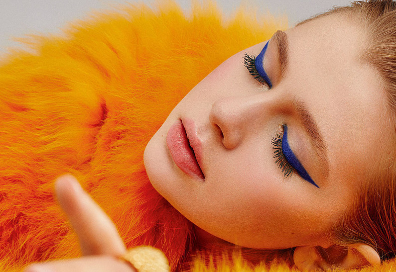 Одним цветом: новогодний макияж в стиле nude с одним цветовым акцентом