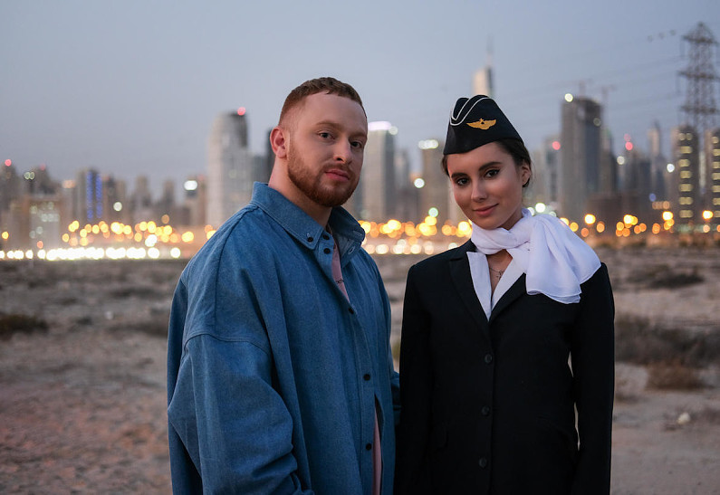 Лёша Свик показал страстную историю любви в новом клипе на песню «Самолёты»