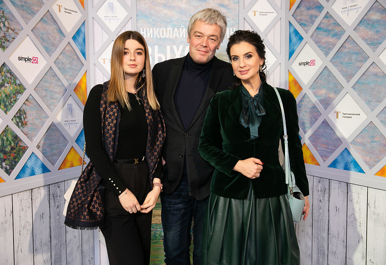 Семья Стриженовых и другие гости открытия выставки «Николай Мещерин. Выход из суеты»